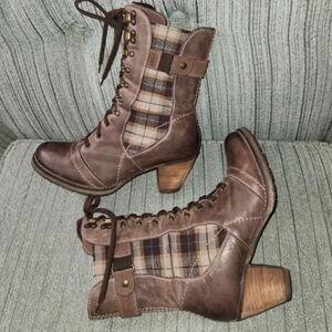 Dromedaris Kara heeled boot.